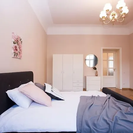 Spacious, Comfy 4br Center Appartement *